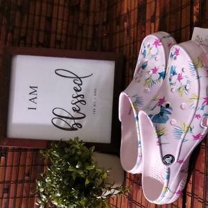 CROCS BRAND NEW! BEAUTIFUL Crocs Freesail Tropical!